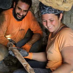 אוריה עמיחי וחגי המר מרשות העתיקות עם החרב ממדבר יהודה, צילום: אמיל אלג'ם רשות העתיקות